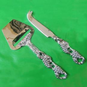 cheese knife and grater set